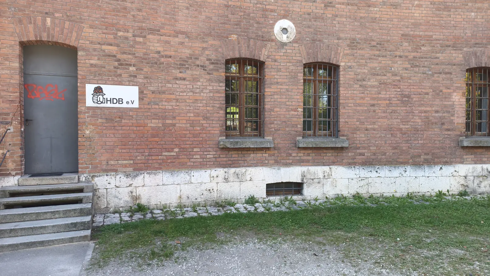 Eingang des HDB am Unteren Kuhberg
